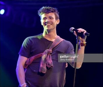 ⤑ᵖᶤᶰᵏĿЄ♏ØИÂÐЄ ┊ nimeni iubire..nimeni=))) s-au trezit uni cu fata la(; # da sa zica cearceaf;la sezlong=))))# se aseaza pe sezlongu de langa ea si o saruta;
