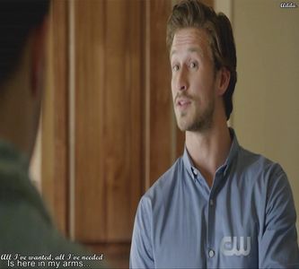 》Nu? *îi zâmbește larg și ia oglinda din mâna ei. Când își vede fața țipă scurt* Ce-i asta?; *Se uită apoi la ea* Am mers așa prin fața tuturor??!=))))))). Dă-mă cu fond de ten, acoperă, te rog, doar ești make-up artist... =)))))))))))).
