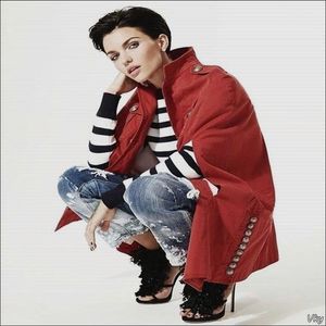 ▬ ❝Totul a plecat de cand ma luat Cate dupa ea si Kris la tine la spital si m-au tinut acolo.❞ Se; uita la ea si nu mai zice nimic. =)))))
