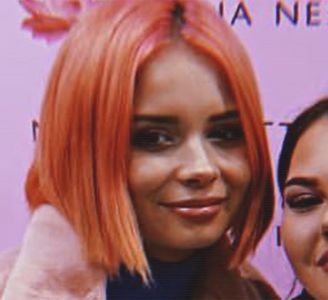 ✎･.｡.ɆQɄ₳₦ł₥ØɄ₴×ssǝppoɓ░ se apropie de living și îi zărește imediat pe Nessa și; Matt, afișând un zâmbet cât se poate de larg. &quot;Bună seara, dragilor!&quot; Privirea-i revine asupra lui Noah din nou în cele din urmă. &quot;Ce cauți tu aici, oricum?&quot; Începe a păși către bu

