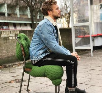 ─ Tonul glumeț din spatele vorbelor sale era evident. Decide apoi a interacționa și cu; ceilalți prezenții, legându-se instantaneu de cearcănele care brăzdau fața Nessei și a lui Matthew. &quot;Zi grea la împinge tava?&quot; Pufnește el scurt și amuzant în urma apelativului folosit
