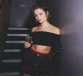 ✎･.｡.ɆQɄ₳₦ł₥ØɄ₴×ssǝppoɓ░ După ce îl întâmpinase pe Christopher așa cum obiș-; nuia să o facă în fiecare seară de altfel, se retrage din brațele acestuia doar pentru a reveni pe podea printre manualele sale, doar că de data aceasta intenția îi era ale strânge și
