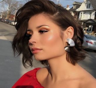 ✎･.｡.ɆQɄ₳₦ł₥ØɄ₴×ssǝppoɓ░ cuprinde cu o singură mână adunarea de alimente și; mușcă din el, ridicându-și un singur picior pe fotoliu în așa fel încât genunchiul să îi ajungă în dreptul pieptului. &quot;Hmmm, gustos... surprinzător de gustos pentru un sandwich.&quot;
