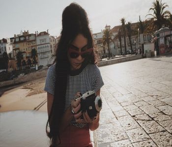 ▕·　 snoᴉɹɐɟǝu♦̭s̭̭o̭̭ṷḽ. Deși aveam pleoapele doar pe jumătate deschise, notez din plin scena; în urma căreia bufnesc în râs, indicându-l pe Matthew, exact cum ar face un copil mic. „Da, deși replica ta a sunat parcă smulsă din basme, de parcă el ar fi balaurul și tu eroul care-l învinge.”
