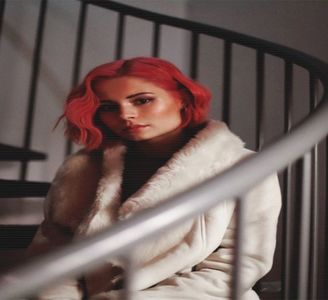 ✎･.｡.ɆQɄ₳₦ł₥ØɄ₴×ssǝppoɓ░ mai repede din respectiva încăpere doar pentru a nu-i; acorda respectivului șansa de a profita de vulnerabilitățile sale chiar mai mult decât o făcuse deja, așadar își lasă pașii să o poarte către treptele casei.
