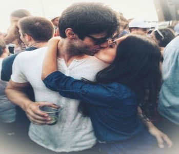 ̷͡︽.　·sǝuoq·♥̷̥l̍̍l̍̍i̍̍ʜ̍ɔ̍.; îmi ascund gestul în spatele dozei din care mai iau o gură, astfel; terminând-o. Abandonez doza goală pe măsuță, timp în care o figură-naltă-și face apariția și o identific imediat ca fiind Taylor. „Hei, T. Acasă așa devreme?”
