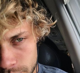 ─ Dacă ascultase vorbele lui Matthew la început de frază spre final se plictisește teribil; de istorisirile sale, astfel că mintea-i zboară în alte părți doar că prinde partea din final așa că se decide să-l întărâte ceva mai mult, motiv pentru care se apleacă către el și începe a-i
