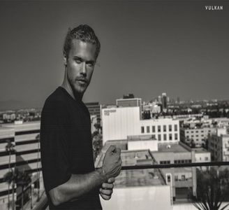 ─ și o analizează din cap până în picioare venind cu o replică care avea să îi dea de; înțeles că nu prea îl interesa de ceea ce zicea ea acolo. &quot;Eu propun un threesome, din doi bărbați scoți unul potrivit!&quot; Încearcă din răsputeri să își păstreze expresia serioasă.
