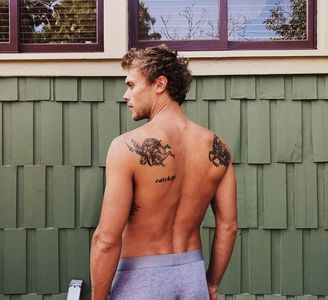 ─ Matthew. "Hm? Ce ziceai? Îmi pare rău dar nu te-am auzit... dragul meu!" Pune accent; pe apelativul din final aducându-și aminte de acum câteva minute când Matt refuzase această adresare cu atâta vehemență.
