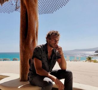 ─ Decide a se face mai comod pe canapea și a asista la discuția dintre cei doi care; deja îl făcea să se simtă de parcă urmărea unul din acele seriale tipice pentru adoleșcenți la care Nina îl obliga să se uite sau chiar și mai rău... partea introductivă a unui film
