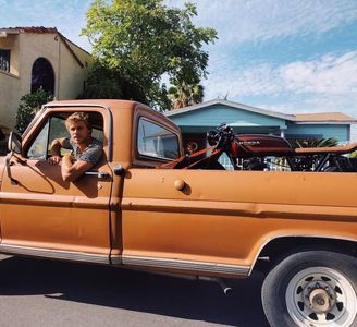 ─ p;rno, așadar întinde o mână în față, către cei doi mai exact, și mimează faptul că; avea o telecomandă în mână rostin pe o voce parcă robotizată: "Skip, skip, skip!" dorind astfel în sinea lui a trece cumva la partea mai interesantă a "fimului".
