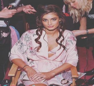 ─ "să și fie..." Se ridică brusc de pe masă lăsând sticla în locul său pe suprafața acesteia; "...sau s-ar putea să nu, dar ce păcat că nu vei mai afla niciodată!" Preia o expresie fals bosumflată și apucă trench-ul său lăsat pe brațul canapelei, aruncându-și-l peste umăr.
