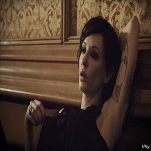 ▬ ❝Nici inainte nu aveai, nu vad un impediment pentru tine.❞ Se uita la ea si se aseaza mai comod in; pat. ❝Stiu ca o sa tipe si o sa ma cert cu ea, dar ii trece mai ales ca tu ai facut asta fara voia mea.❞=)))))))))
