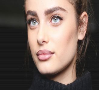 ─ o plasă de cumpărături al cărui conținut predomina în alimente Taylor coboară din; autobuz atunci când vocea robotizată rostește numele stației sale; așteaptă ca mijlocul de transport în comun să pornească din loc pentru a spori vizibilitatea tinerei atunci când avea
