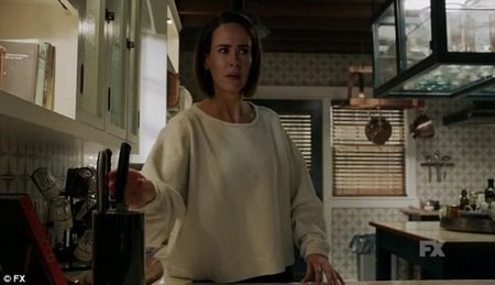 ▬ O vede pe Ruby cum se strecoara prin multime si ofteaza scurt, apoi ia o; sticla de vodka si bea din ea.=)))))
