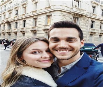 ⤑ᵖᶤᶰᵏĿЄ♏ØИÂÐЄ ┊pentru caaaa..in camera era plictistor si aici avem si telenovele(; live?=))# rade,ii baga o bezea in gura si ii intinde si restu pungi;m ajutat la aranjare pe aici
