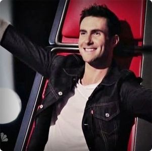 ▬ ❝Sunt batrani si plictisitori, nu se intampla nimic amuzant la ei.❞ Rade si o; strange in brate cu tot cu patura.=))))
