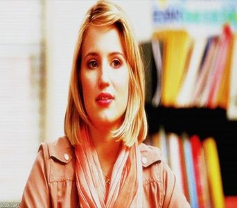 ⤑ᵖᶤᶰᵏĿЄ♏ØИÂÐЄ ┊aici ai si tu dreptate..presupun ca noi suntem mai(; interesantii=)))# isi lasa capul pe el;
