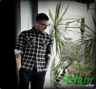 ▬ ❝Mie imi place omul, e diferit de restul.❞ Rade si o ciupeste de coaste.=))))))