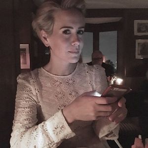 ▬ Isi duce mana unde a lovit-o si se uita urat la ea cateva secunde, apoi rabufneste si; ridica tonul la ea. ❝TI-A SPUS SI CA NU E AL EI? SI CA SE TINE DE MINE SA SPUN CA VA FI AL NOSTRU.❞ Se uita in continuare la ea si o spune normal. ❝Asta cred ca a omis.❞=)))))
