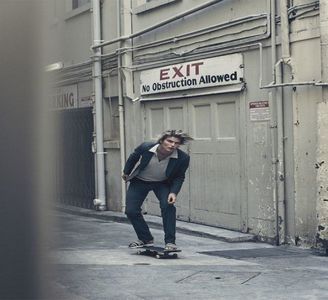 ×✎･e҉f҉f҉u҉l҉g҉e҉n҉t҉ ♦ ҉d҉r҉e҉a҉m҉s҉ ✖™ care le consumase încă de dis-de-dimineață. Ajungând; într-un final a se plictisi hotărăște a coborî la parterul casei, purtând doar un short negru de la brand-ul cu același nume cu al lui; odată ajuns acolo caută cu privirea o altă posibilă prezența.
