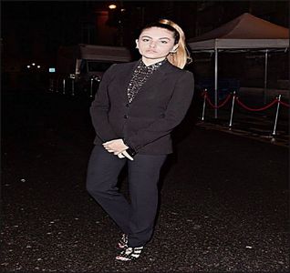 — de pe marginea patului și ies în grabă din cameră, coborând în același mod alert scările.; De pe ultima scară reușesc să sar direct pe canapea, distanța nefiind foarte mare și aterizez direct pe burtă, ceea ce-mi oferă ușurința de a mă întinde spre telecomanda care zăcea pe -
