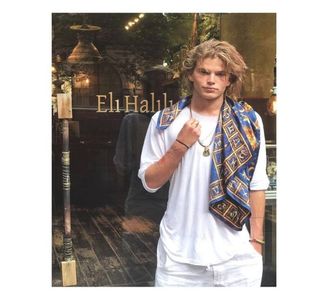 ×✎･e҉f҉f҉u҉l҉g҉e҉n҉t҉ ♦ ҉d҉r҉e҉a҉m҉s҉ ✖™ În contrast cu ritmul molcom pe care Jordan îl alesese pent; a se deplasa, Thylane trece pe lângă el precum un adevărat tsunami, făcându-i șuvițele aurite să bată în vătaia curentului creat de aceasta. Cu tipica-i naturalețe și nonșalanță
