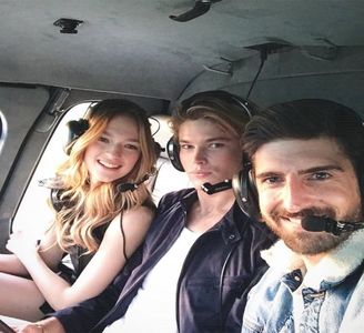 ×✎･e҉f҉f҉u҉l҉g҉e҉n҉t҉ ♦ ҉d҉r҉e҉a҉m҉s҉ ✖™ își trece policele mâinii stângi printre-i buclele neglijat; din punct de vedere stilistic, eliberându-și astfel vederea de către obstacolul pe care-l reprezentase părul său. "Eu unul în fiecare seară mă uit la tine, speram ca măcar azi să primesc
