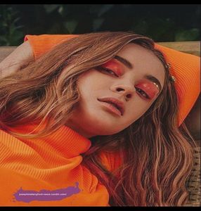 ༄nɇᶥfɇłɨƀȺŧȺ♡ ─ Zâmbetul pe care i-l ofer femeii învârstă din fața mea - care de fapt; îmi era șefă pentru că biblioteca la care lucram îi aparținea - o face să îmi zâmbească la rândul ei, mulțumindu-mi iar că am acceptat postul. Mulți adolescenți din ziua de azi nu vor să își petreacă
