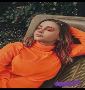 ༄nɇᶥfɇłɨƀȺŧȺ♡ ─ jumătate de zi într-o bibliotecă, dar pentru mine e slujba perfectă.; Îmi iau la revedere de la doamna Jones și strâng cărțile pe care mi le-a oferit în brațe. După spusele ei, cei care lucrează aici au dreptul de a își lua câte o carte pe lună din rafturile pline doldo
