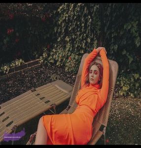 ༄nɇᶥfɇłɨƀȺŧȺ♡ ─ cărți. Vântul adia ușor, ridicându-mi rochița. Noroc că străzile nu mai; erau așa populate la ora asta. Ajunsă în holul casei în care locuiesc, îmi las cărțile lângă mine pe jos pentru a putea să mă descalț de tenișii cu care eram încălțată.
