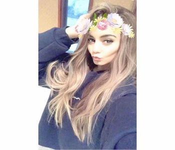 ▕·　 snoᴉɹɐɟǝu♦̭s̭̭o̭̭ṷḽ. -ini o cană cu ceai de fructe roșii, preferatul meu. Îmi salt pentru o; nanosecundă sprâncenele când notez atâta lume-n living, îndreptându-mă către un fotoliu. „Heeei.”
