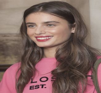 ─ Taylor privește peste propriul umăr către vocea feminină care se făcuse auzită de; undeva din spatele său privirea-i intersectându-i-se în acel moment cu a Nessei. &quot;Spre marele meu noroc sunt propria-mi Monica!&quot; Răspunde ea cu un zâmbet nu tocmai substanțial
