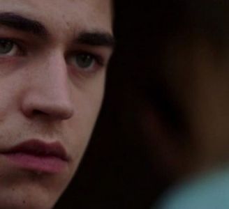 ─ Blocat fiind de abordarea surprinzător de calmă a lui Jo nu poate decât să clipească; de câteva ori încercând în zadar a-și masca uimirea. &quot;Nu crezi că daca voiam să folosesc scările cu siguranță era pentru că am ceva cu mult mai bun de făcut decât să pierd vremea
