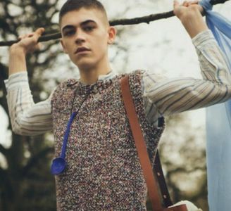 ─ așezându-se la scurt timp după. "Presupun că aș avea nevoie de morcovul ăsta din; moment ce nu te-am văzut în calea mea.&quot; Îi înșfacă practic morvocul din mână și mușcă zgomotos din el, ronțăind apoi la respectiva legumă în timp ce o analiza ca pe un obiect extraterestru.
