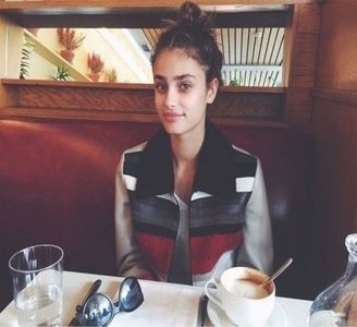 ─ Atunci când Matthew încearcă a se scoate din situația compromițătoare cu cel mai; banal argument care ar fi putut exista vreodată se uită direct către Vanessa, observând-o și pe ea cum o privea în același timp și de parcă ar fi fost programate izbucnesc în sincron

