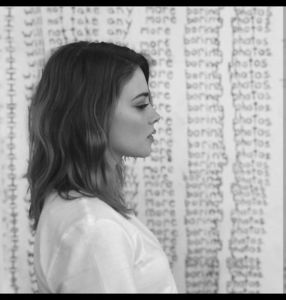 ༄nɇᶥfɇłɨƀȺŧȺ♡ ─ Nu îmi vine să cred că tocmai eu aveam norocul să intru peste un Hero; aproape dezbrăcat. Mă înroșisem complet, știam că arătam ca un rac în momentul de față. Îmi era așa rușine încât tot murmuram în barbă scuze. Pufnesc iritată de comentariul lui.

