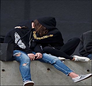 — Mă trezisem destul de dimineață cu gândul de a mă relaxa puțin singură, lucru care se; și întâmplase, la ora șase și puțin eram deja pe terasă, savurându-mi cafeaua și citind dintr-o carte pe care o achiziționasem acum vreo două săptămâni, dar pe care nu avusesem ocazia să o -
