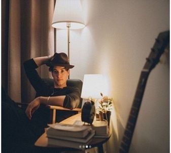 — Urmăresc cu privirea când aceasta fuge grăbită din living, probabil în baie apoi când; îmi confirmă că am câștigat rostesc un ”Yesss” și adaug ”Mulțumesc,mulțumesc..aplauze,dar nu te pot lăsa să-mi plătești masa,ce fel de gentleman aș fi?” ridic din umeri
