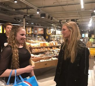 — lui Brad. "Ușor cu cidrul ăla, că știi cât de repede te amețești tu." Făceam glume pe; seama ei deoarece ultima oară când ieșise cu mine în oraș se îmbătase destul de serios din doar două cocktail-uri Cuba Libre, seara aceea fusese extrem de amuzantă ce-i drept.
