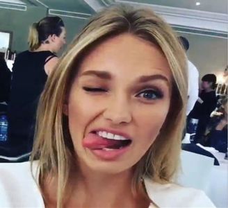 — suntem chit." Trece pe lângă ea pentru a se așeza pe canapeaua opusă, iar în dru-; mul său îi fură sticla cu cidru din mână chiar când se pregătea să o ducă la gură pentru a bea din ea și astfel ajunge Romee a gusta băutura întaia oară. &quot;Dar din dar se face rai.&quot;
