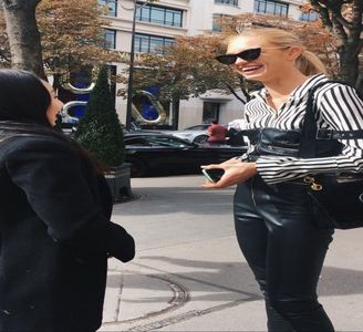 — "În cazul ăsta o să aștepți mult și bine..." Izbucnește pentru a nu știu câta oară în râs; pe seara aceasta și se tolănește și ea la rându-i pe toată canapeaua pe care se afla așezată. &quot;Mâine oricum trebuie să mă trezesc devreme să merg la muncă, deci e exclus...&quot;
