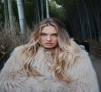 — Imediat ce primele raze ale soarelui începuseră a se strecura prin obscuritatea dor-; mitorului lui Romee aceasta se trezise numaidecât deoarece era nevoită să se pregătească pentru a pleca către locul său de muncă, dar spre marea-i surprindere se părea că
