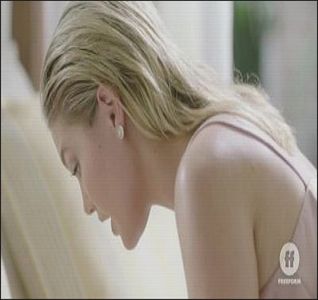 ━ avut trei tentative de a pleca acasă și n-am putut din cauza lui, lucru care m-a mirat și; pe mine, până acum nu știa cum să scape mai repede.” privirea mea se fixează asupra gofrelor pregătite de ea, zâmbind de parcă era prima dată când vedeam așa ceva. „Arată delicios!!”
