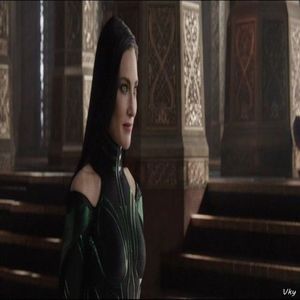 ▬ In palatul lui Sarah se plimba pe hol cu gandul de a ajunge in noua ei camera unde o asteapta; Fenris Wolf-ul ei.
