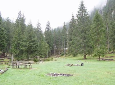 loc de camping; numai casute mobile - costa in jur de 600 U.S. $ - made in ROMANIA -
