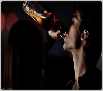 ▬ Intra in casa cu o sticla in mana si urla. ❝Bautura din partea casei, petrecerea de la mine.❞ Apoi; bea din sticla.=)))))))
