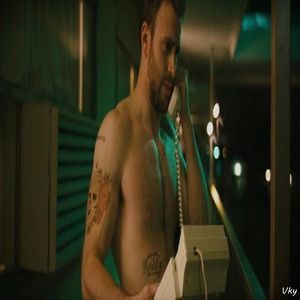 ▬ O pupa apasat pe gat si o iubeste in continuare cu miscari bruste.