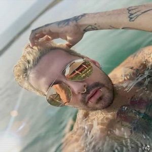▬ Se arunca in mare si inoata pe acolo linistit cu gandul ca a venit aici sa se bronzeze.