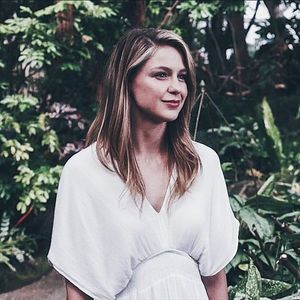 ⤑# iesind din hotel il observa la terasa si merge acolo..se aseaza(; langa el inca in pijamale si somnoaroasa desi cine stie cat era ceasu=));buna buna
